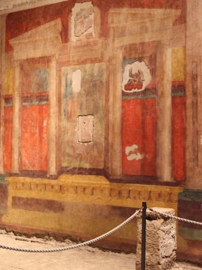 Affreschi Romani nella Stanza delle Maschere dentro la Casa di Augusto sul Palatino in un Tour dei Super Siti di Roma