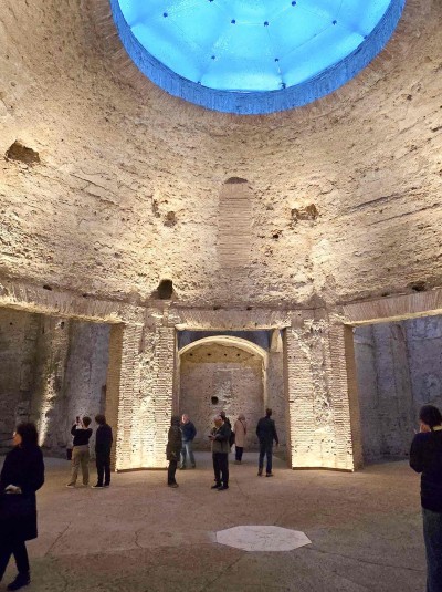 Stanza ottagonale dentro la sotterranea Casa Dorata di Nerone in un Tour della Domus Aurea