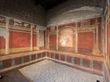 Affreschi romani nella stanza privata della Casa di Augusto sul Palatino in un Tour dei Super Siti di Roma