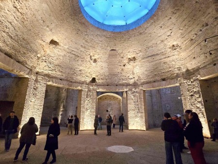 Stanza ottagonale dentro la sotterranea Casa Dorata di Nerone in un Tour della Domus Aurea