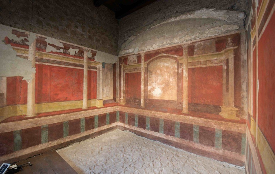 Affreschi romani nella stanza privata della Casa di Augusto sul Palatino in un Tour dei Super Siti di Roma